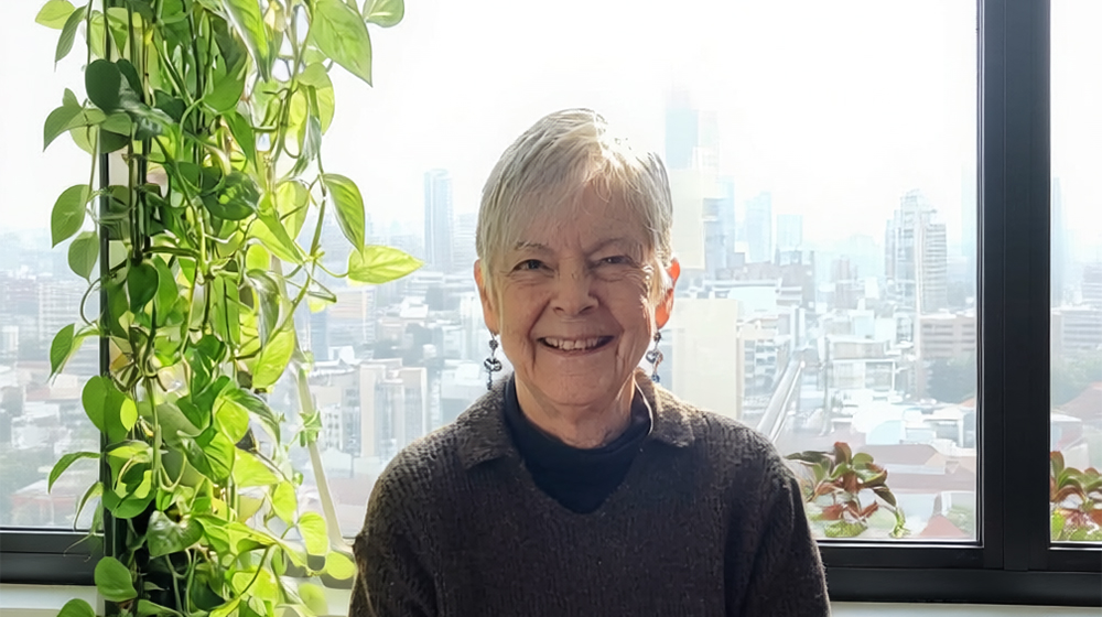 Lucia McBee, créatrice du programme MBEC de pleine conscience pour les personnes âgées fragiles et leurs soignants